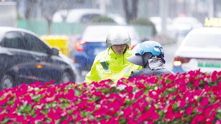 暴雨突降，武汉交警值守保畅通