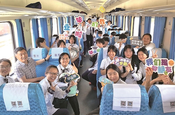 1700人武漢觀光環(huán)線列車 迎來(lái)最大乘客團(tuán)隊(duì)