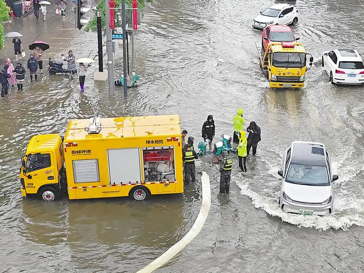 荆州城区实施“五停”应对内涝  水位逐步下降