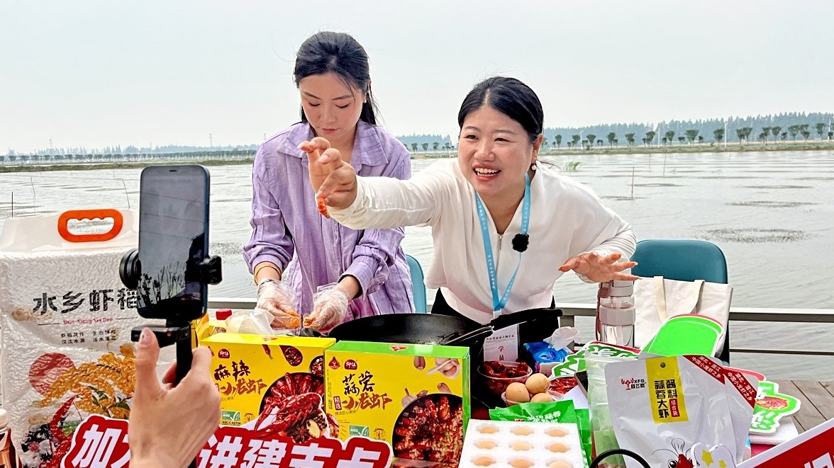 湖北百名女村播接力带货 虾塘边开直播