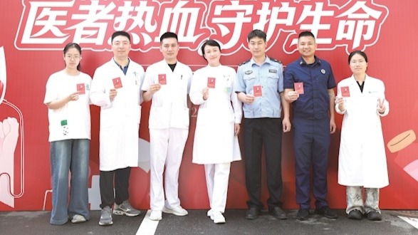 346名醫(yī)者無(wú)償愛(ài)心獻(xiàn)血