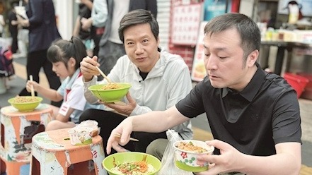 雷军重温“蹲路边过早”