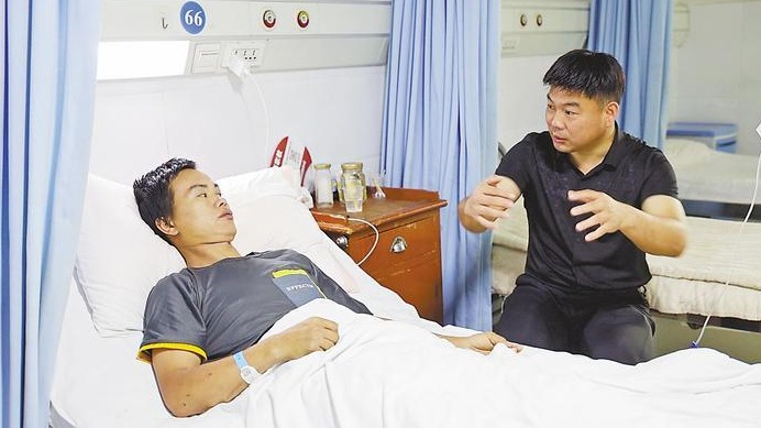 通城“白车侠”杜志军拉开变形车门再度救人