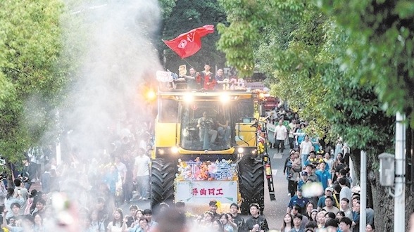 华中农业大学现代农机巡游为毕业生壮行