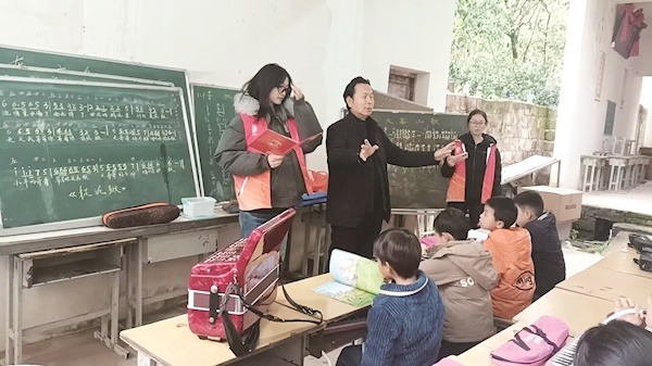 退休教师扎根乡村教音乐为留守儿童点亮艺术梦想