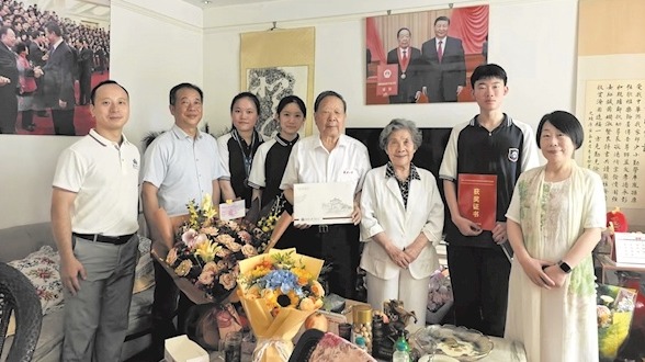 爱读历史也懂AI！  她把院士的“科技报国”听进了心里
