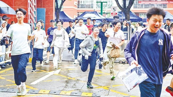 中考收官，考生樂“飛”了