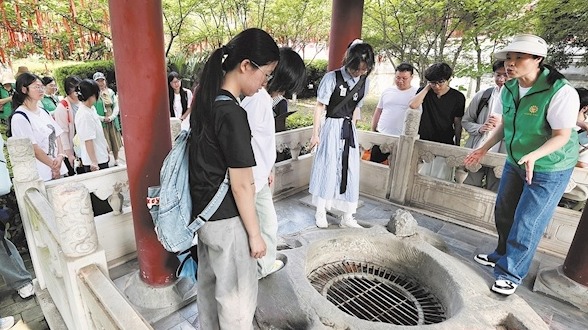 襄阳志愿者21年为城市存档