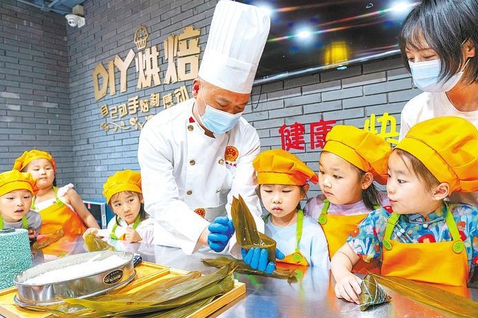 跟着非遗传承人包粽子