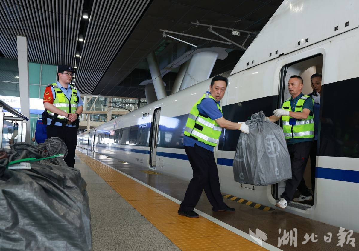 “618”网购大促来临，武汉高铁快递分拣忙