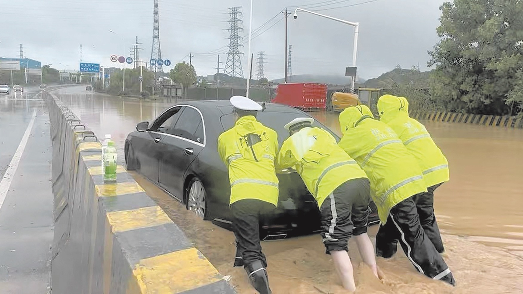 端午首日遭遇强降雨 江城多部门闻雨而动冒雨护城