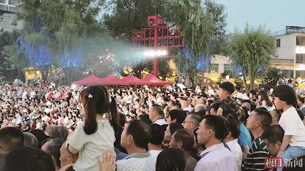 红色文艺轻骑兵  点亮郧西夜空
