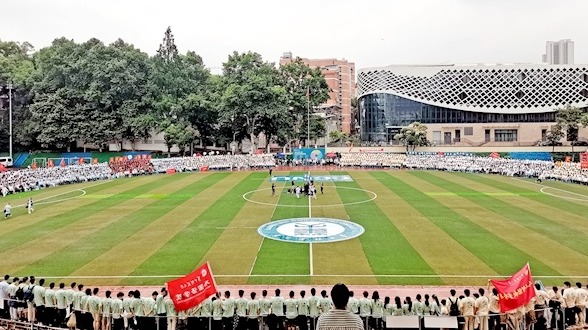 华师大连续12年为毕业生拍“全家福”