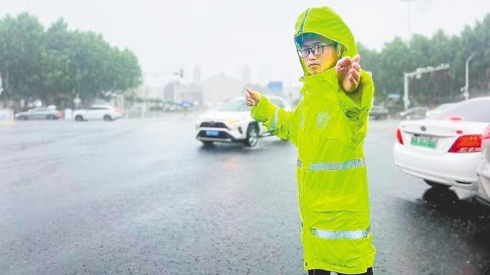 暴雨中，这些身影令人动容