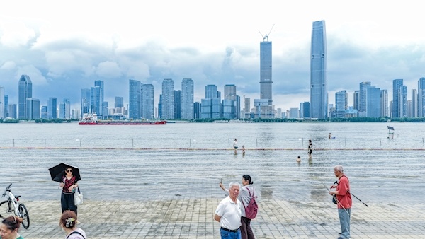 梅雨季江水上涨 汉口江滩拉起警戒线
