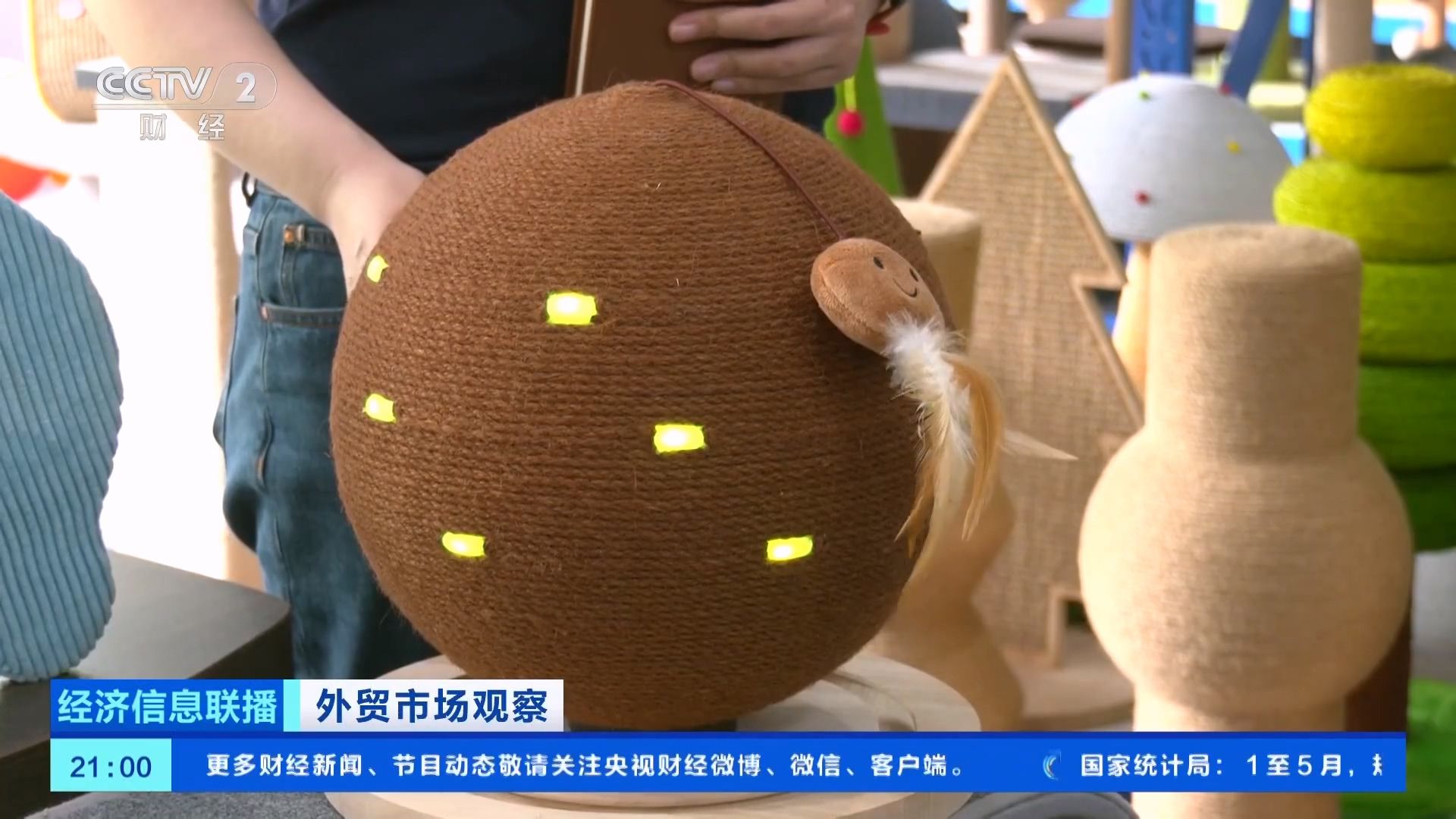 国产猫爬架逗猫棒热销美国