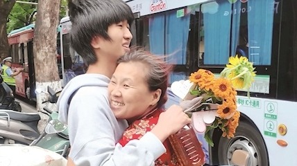 18年前捡回失聪弃婴 如今儿子高考后跪谢养母