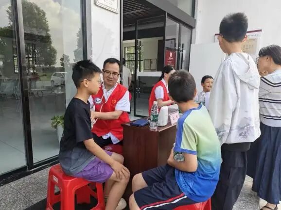 潜江市中心医院开展“公益义诊+红色研学”活动