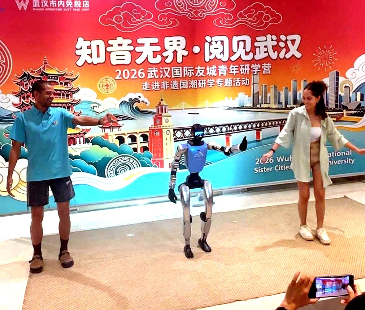 16国青年在汉和人形机器人比舞姿