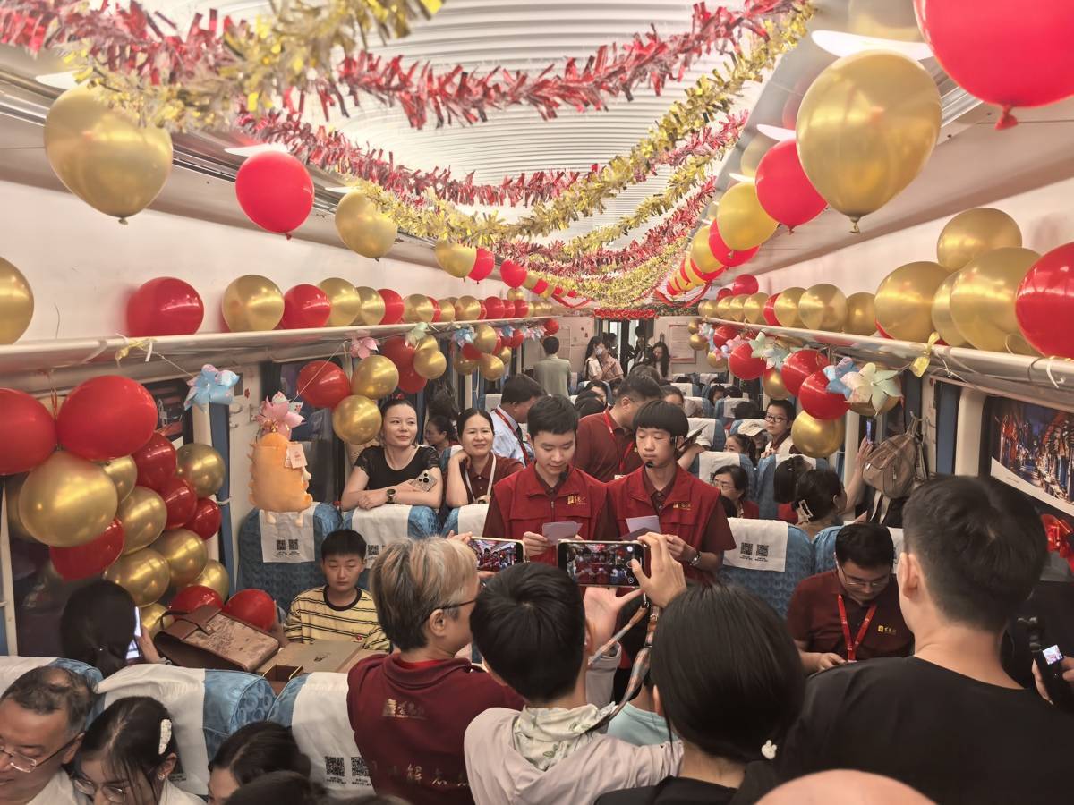 这趟绕城火车，今夜“搬”来了黄鹤楼