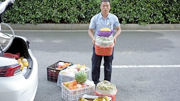 贵州老板驱车千里送800斤水果到黄冈