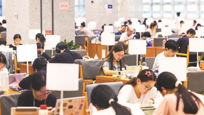 图书馆里“充电纳凉”