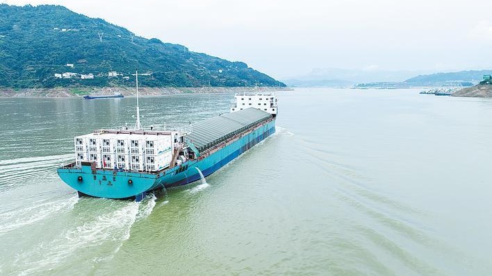 首艘万吨级纯电动散货船在三峡完成测试