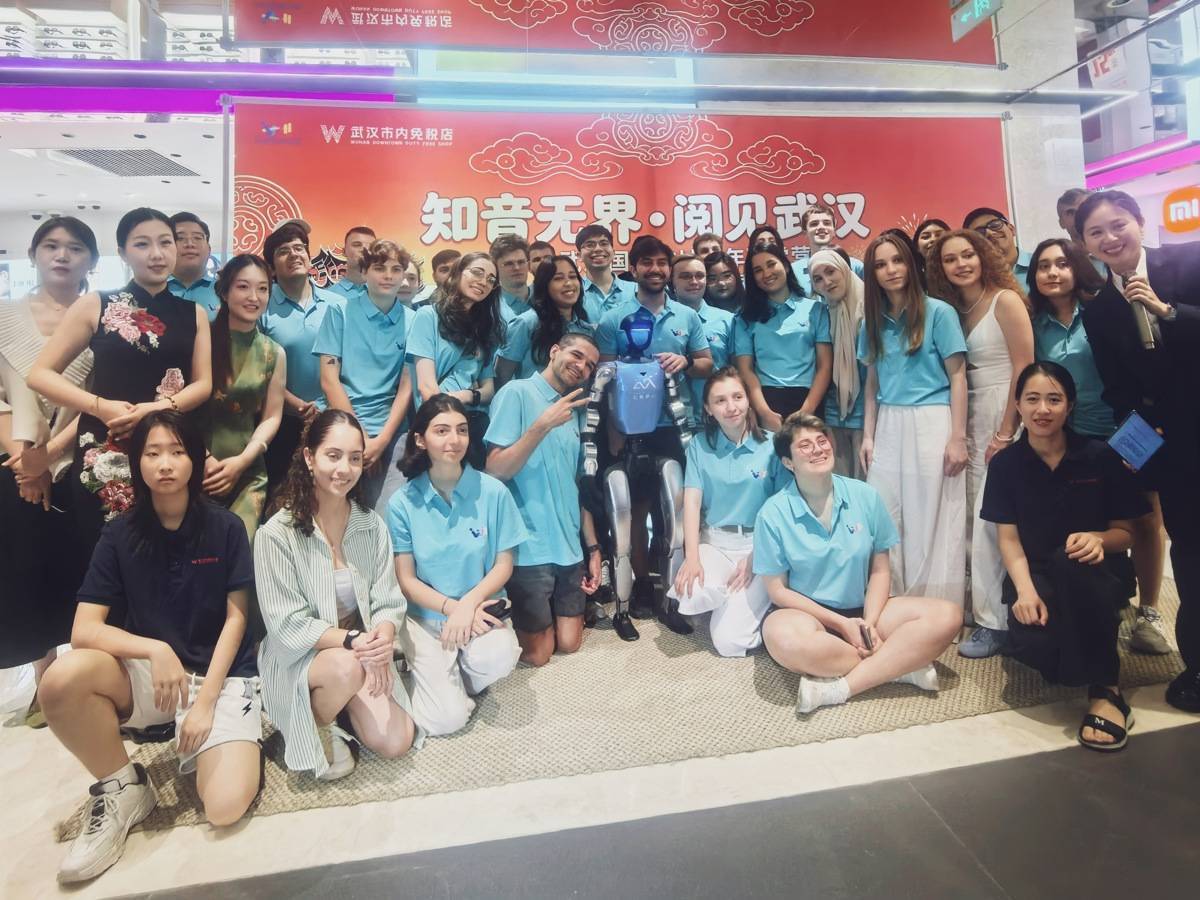 16国青年打卡武汉市内免税店，都“种草”了什么