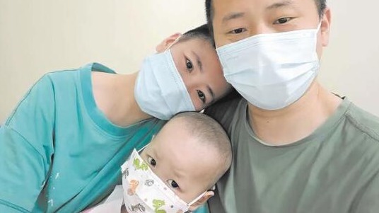 5岁女儿患白血病 90后妈妈白天上班晚上跑单筹款