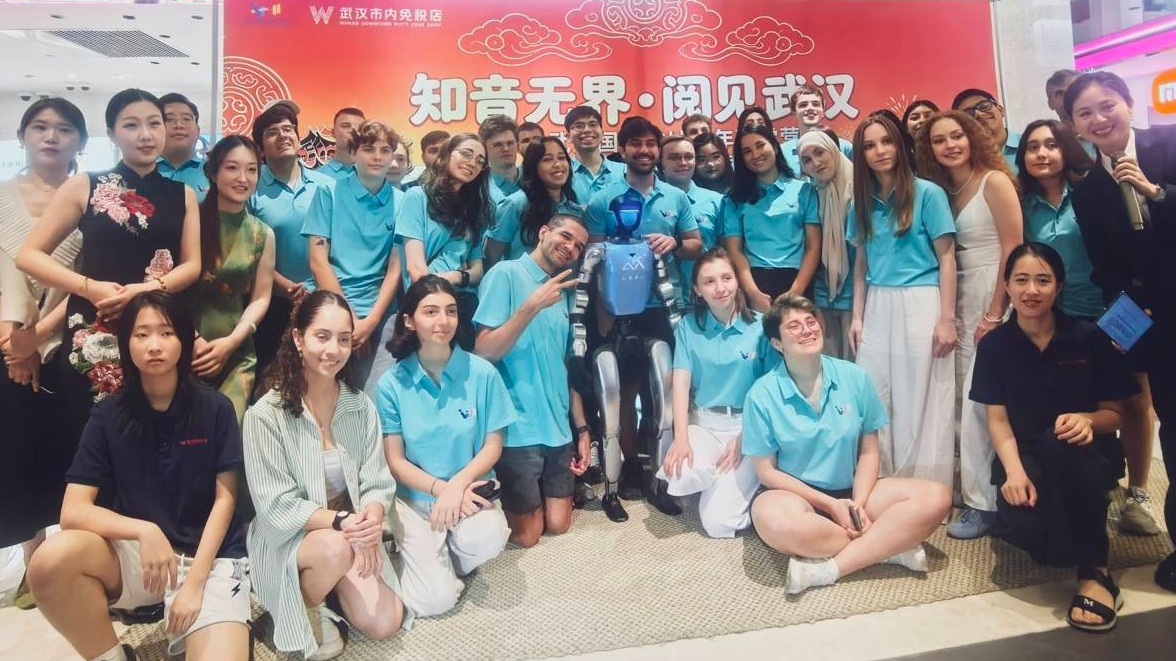 16国青年打卡武汉市内免税店，都“种草”了什么