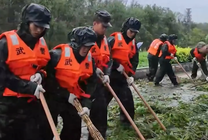 台风红霞登陆后武警迅速救援