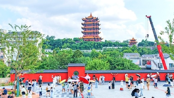 黄鹤楼红墙打卡热度不减