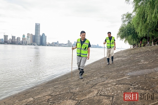防汛人员全天候巡堤守江岸