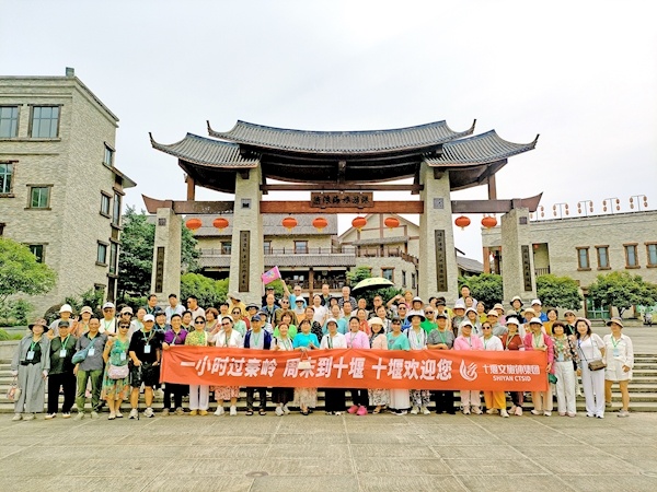 西十高铁首发团游客抵达湖北