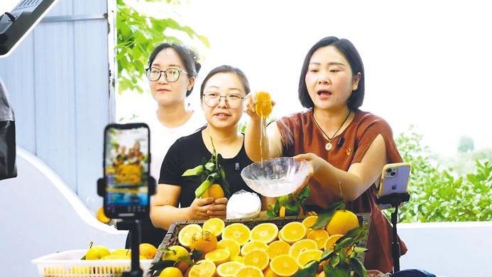 她带头在直播间卖出脐橙近800万斤