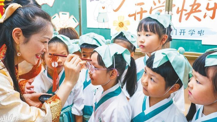 小学新生以传统礼仪破蒙启智