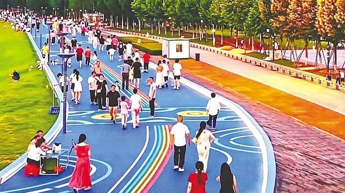 翻新的沿江大道成百姓“会客厅”