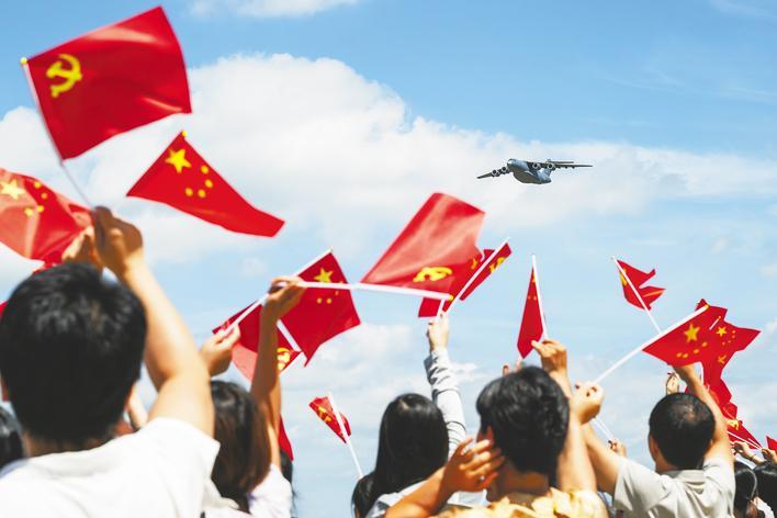 空军首次出动运-20B“迎新”