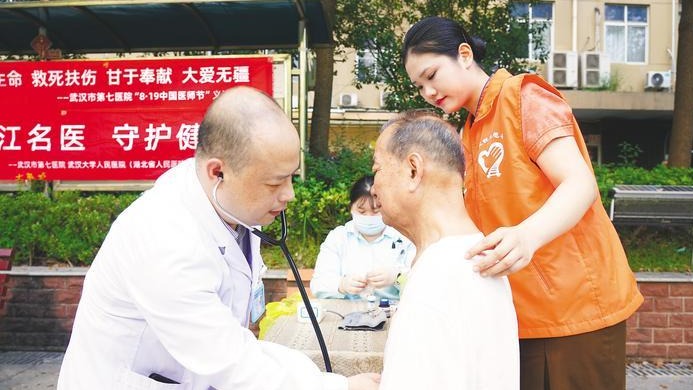 义诊进社区 庆祝医师节