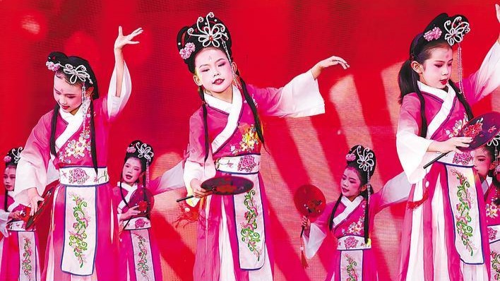九朵“梅花”聚黄梅 两千戏迷“回娘家”