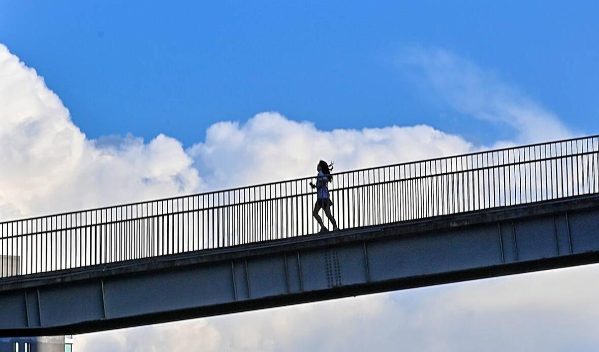 云端上的舞者：女孩空中前滚翻，绝美！