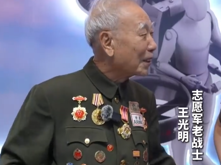 坐轮椅老战士穿上中国外骨骼