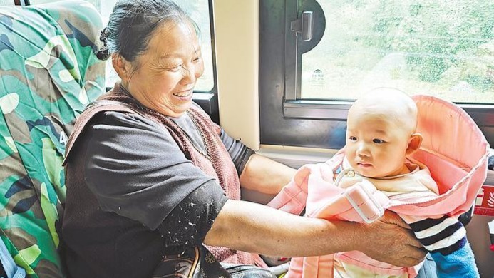 在湍急洪流中组成“人链” 7个月婴儿成功获救