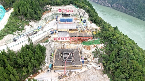 三峡大桥南主塔“扎稳根基”