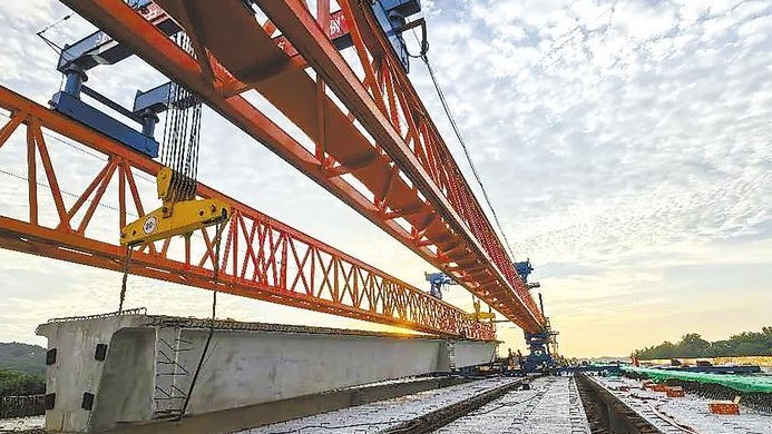 武汉都市圈环线高速项目稳步推进 600余名建设者高温下“搭积木”