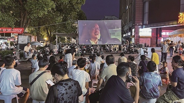 出了地铁就能看电影