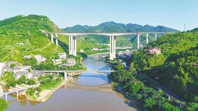 何家四代人接力讲解长征故事