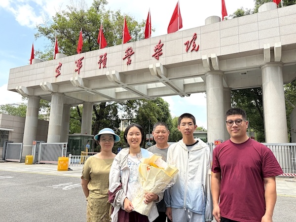 空军预警学院迎新 湖北省唯一录取女生入校