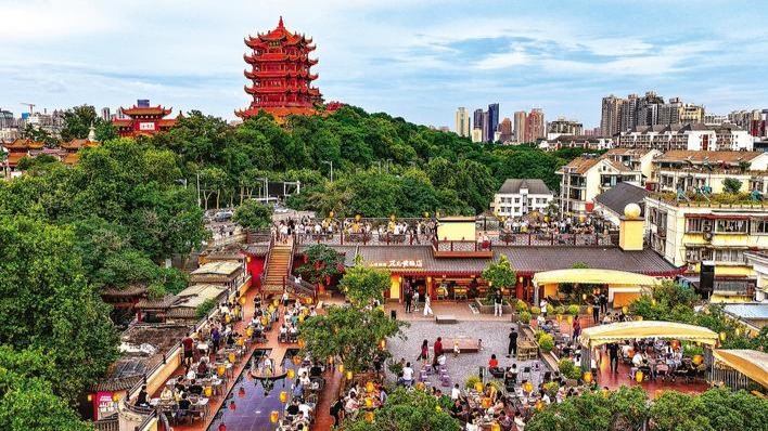 闲置天台改造升级 “桌边就是黄鹤楼”火出圈
