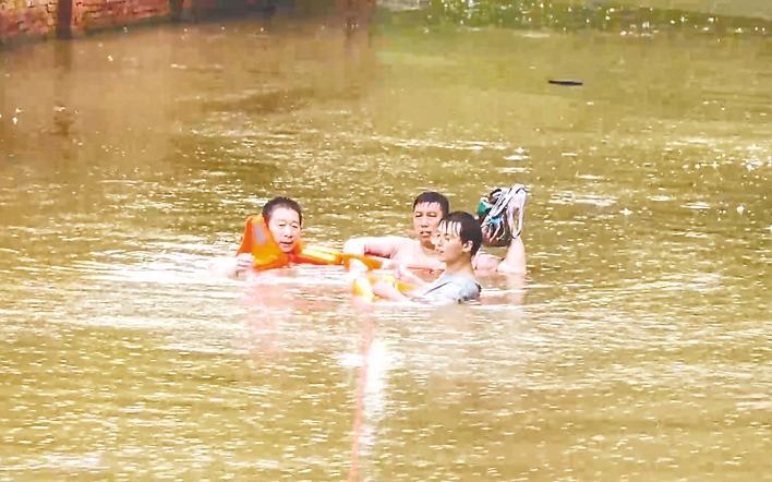 “水还在涨，不能等了,我游过去” 派出所所长跃入洪流救出一家三口